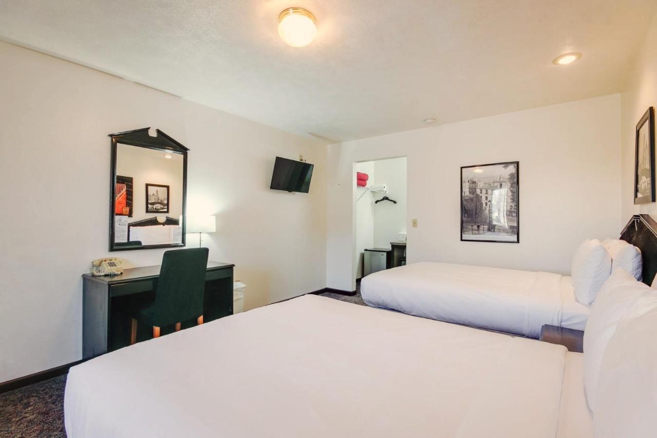 Simmer Motel Wamego Eksteriør bilde
