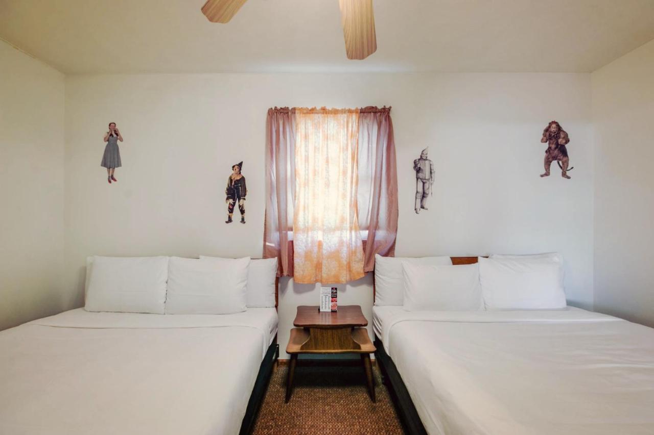 Simmer Motel Wamego Eksteriør bilde